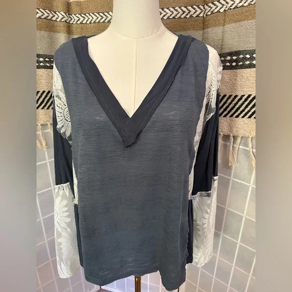 82. NWT POL V-neck Blue and White Lace Long Sleeve Blouse - Picture 7 of 8